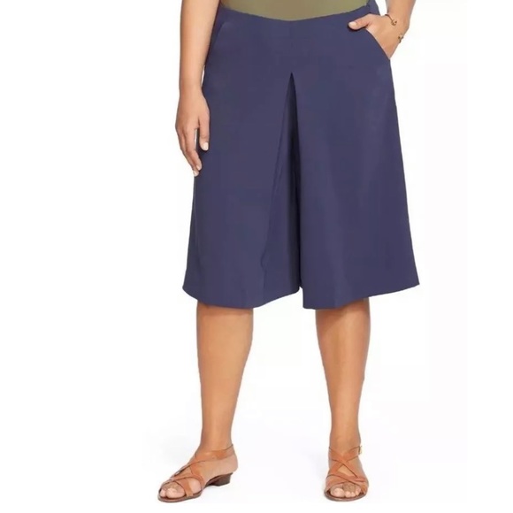 Lauren Ralph Lauren Pleated Front Wide Leg Navy Shorts - Picture 3 of 14